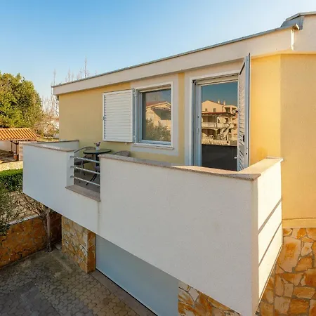 Apartament In With Wifi Nin